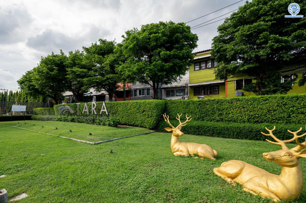 บ้านมือสองตกแต่งใหม่  โครงการ ธารา ราชพฤกษ์-ปิ่นเกล้า บ้านสวย พร้อมอยู่ เนื้อที่ 88.2 ตร.ว. ฟังก์ชัน 3 ห้องนอน 4 ห้องน้ำ 1 ห้องแม่บ้าน จอดรถได้ 2 คัน บนทำเลเชื่อมต่อถนนกาญจนาภิเษก ใกล้รถไฟฟ้าสายสีแดง "สถานีตลิ่งชัน" และจุดขึ้นทางด่วน "ศรีรัช" รายล้อมด้วยสิ่งอำนวยความสะดวกครบครัน